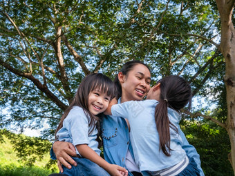 兄弟姐妹女孩<strong>妈妈</strong>笑拥<strong>抱</strong>温暖的阳光明媚的夏天一天花园年轻的女孩<strong>妈妈</strong>。支出一天公园