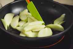 房子妻子穿围裙使步骤使烹饪苹果蛋糕切割绿色苹果