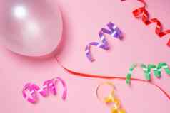 节日丝带白色气球孤立的粉红色的背景