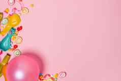 庆祝活动平躺糖果色彩斑斓的聚会，派对项目粉红色的背景