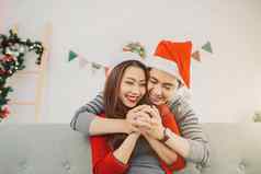 圣诞节亚洲夫妇快乐微笑家庭首页庆祝一年人