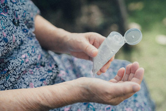 亚洲高级上了年纪的夫人女人病人洗手酒精洗手液过来这里保护安全感染杀了科维德冠状病毒细菌细菌