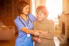 年轻的护士显示护理专业关系上了年纪的女人