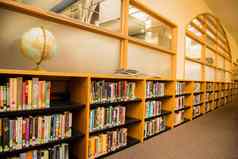 货架上色彩斑斓的书学校图书馆全球坐着前架子上学习设置