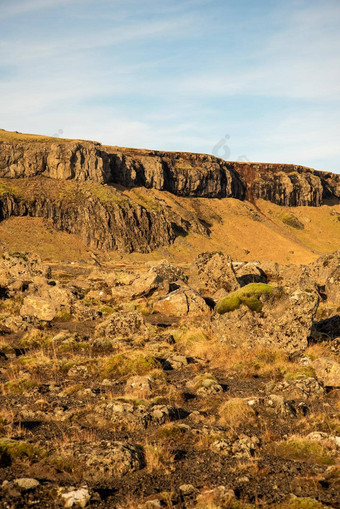 冰岛地形温暖的棕色（的）橙色音调岩石纹理蓝色的天空