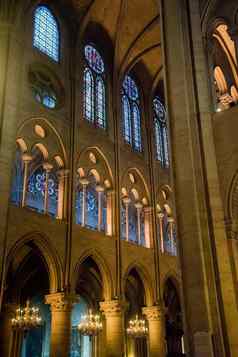 内部大教堂巴黎圣母院巴黎垂直作物染色玻璃窗户