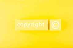 最小的黄色的版权保护概念黄色的背景