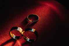 婚礼环订婚环红色的背景黄金环夫妇爱概念爱婚礼环
