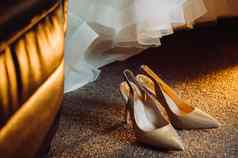 新娘显示白色婚礼鞋子婚礼细节关闭