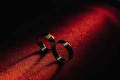 婚礼环红色的背景黄金环夫妇爱概念爱婚礼环