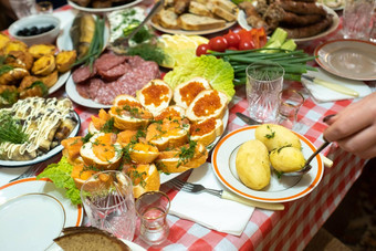 很多食物宴会表格服务煮熟的土豆莳萝大数量现成的菜表格假期表格