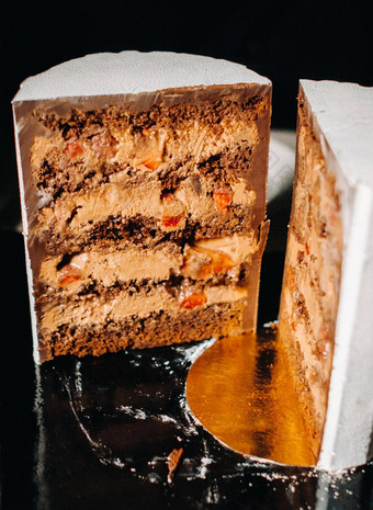 令人惊异的蛋糕切片巧克力婚礼蛋糕蛋糕令人惊异的填充黑色的背景大蛋糕白色巧克力