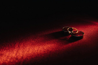 婚礼环订婚环红色的背景黄金环夫妇爱概念爱婚礼环