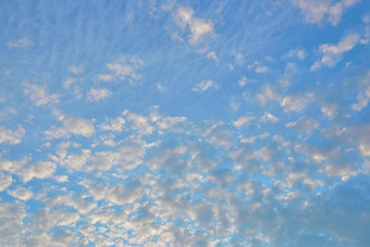 卷积云云明亮的蓝色的夏天天空日出早....