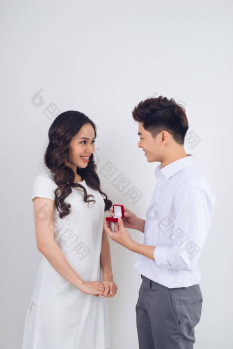 英俊的男人。显示订<strong>婚钻</strong>石环女朋友提出了<strong>婚</strong>礼