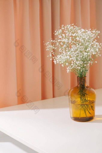 <strong>满天</strong>星婴儿的呼吸花玻璃瓶变形背景美丽的光艾里群众小白色花花生活室内装饰概念