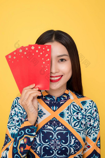 越南女人传统的节日服装持有红色的钱口袋泰特假期月球一年