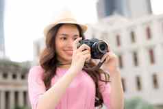 户外夏天微笑生活方式肖像漂亮的年轻的女人有趣的城市亚洲相机旅行照片摄影师