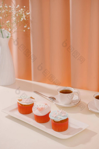 纸杯蛋糕装饰根据情人节甜蜜的爱蛋糕表格光背景