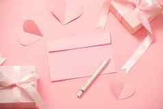 女人的一天浪漫的模板模拟心纸粉红色的盒子礼物弓丝带信封粉红色的背景