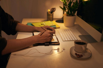 商人写作笔记写作垫坐着工作桌子上咖啡