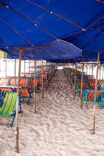 色彩斑斓的帆布坐卧<strong>两用</strong>长椅海滩伞