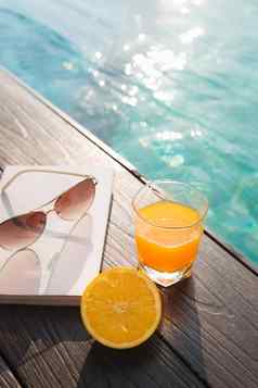 橙色新鲜的汁书太阳镜池