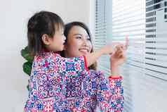 越南妈妈。女儿戴曼菊传统的衣服庆祝一年首页泰特假期