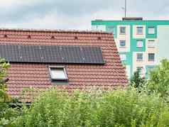 可再生能源太阳现代房子太阳能面板