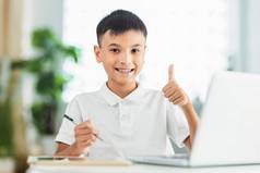 男孩平板电脑移动PC研究在线类显示拇指