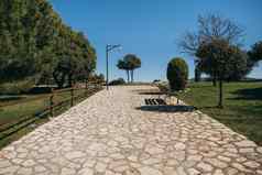 美丽的石头人行道上山村整洁的草坪上树阳光明媚的一天清晰的天空塔夫特加泰罗尼亚西班牙
