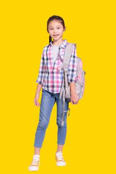 完整的长度肖像快乐学生女孩袋孤立的黄色的背景