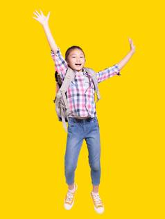 完整的长度肖像快乐学生女孩袋跳孤立的黄色的背景