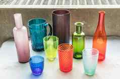 玻璃Jar玻璃杯表面反射粉红色的表格布