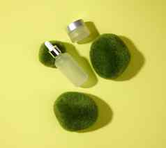 玻璃化妆品白色瓶吸管green-yellow背景块莫斯化妆品水疗中心品牌模型前视图