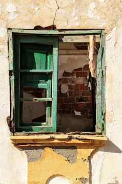 破碎的损坏的窗口房子
