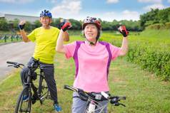 快乐健康的高级夫妇锻炼自行车