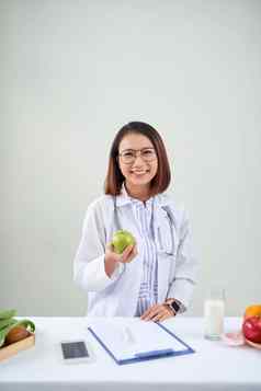 微笑营养学家办公室显示健康的蔬菜水果医疗保健饮食概念