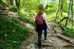 女徒步旅行者攀爬森林