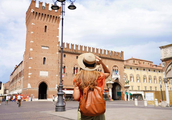<strong>文化旅游</strong>意大利后视图女背包客参观中世纪的小镇费拉拉意大利