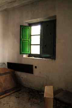 绿色木窗口房子白色窗帘