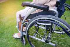 亚洲高级上了年纪的夫人女人病人轮椅公园健康的强大的医疗概念