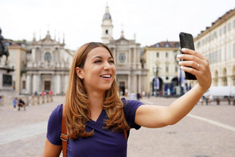 旅游女孩视频调用显示城市景观旅行欧洲年轻的旅行者女人具有里程碑意义的城市广场使自拍<strong>分享经验</strong>视频博客都灵意大利