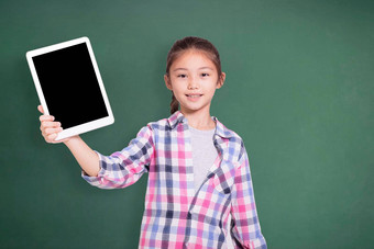 快<strong>乐学</strong>生女孩显示平板电脑孤立的绿色黑板背景