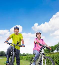 亚洲健康的高级夫妇锻炼自行车