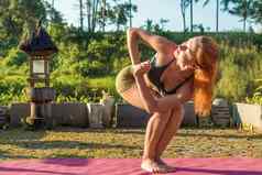 年轻的女人瑜伽伸展运动