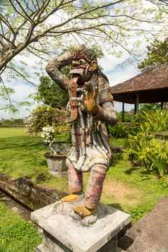 传统的巴厘岛的神雕像