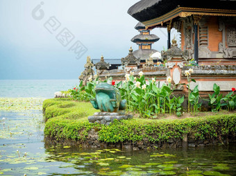 水寺庙bratan湖