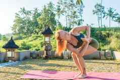 年轻的女人瑜伽伸展运动