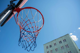 底视图空篮球篮子蓝色的天空